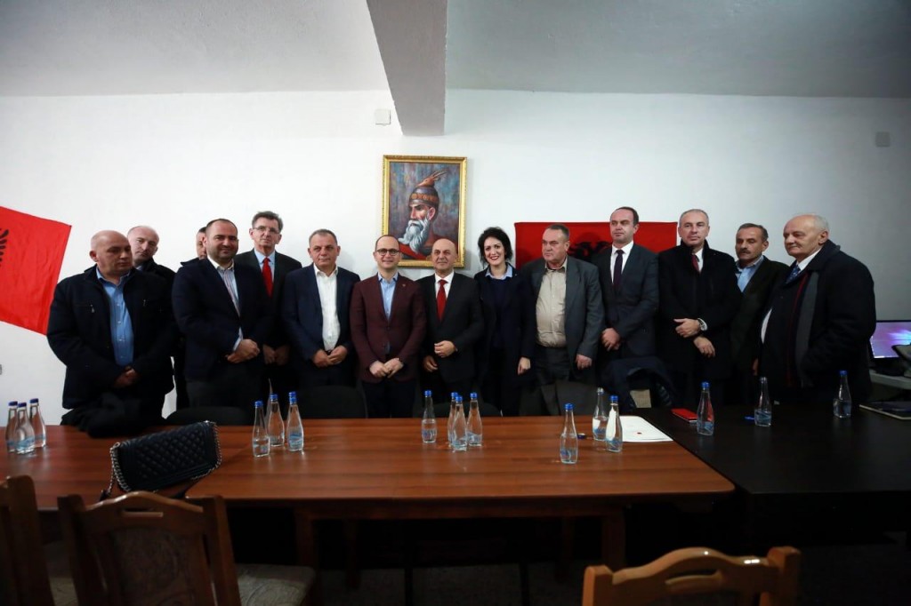 Bushati uron festat mes shqiptarëve në Mal të Zi