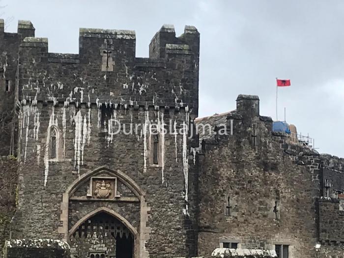 Universiteti në Angli ngre flamurin shqiptar për studenten ekselente nga Durrësi (VIDEO)