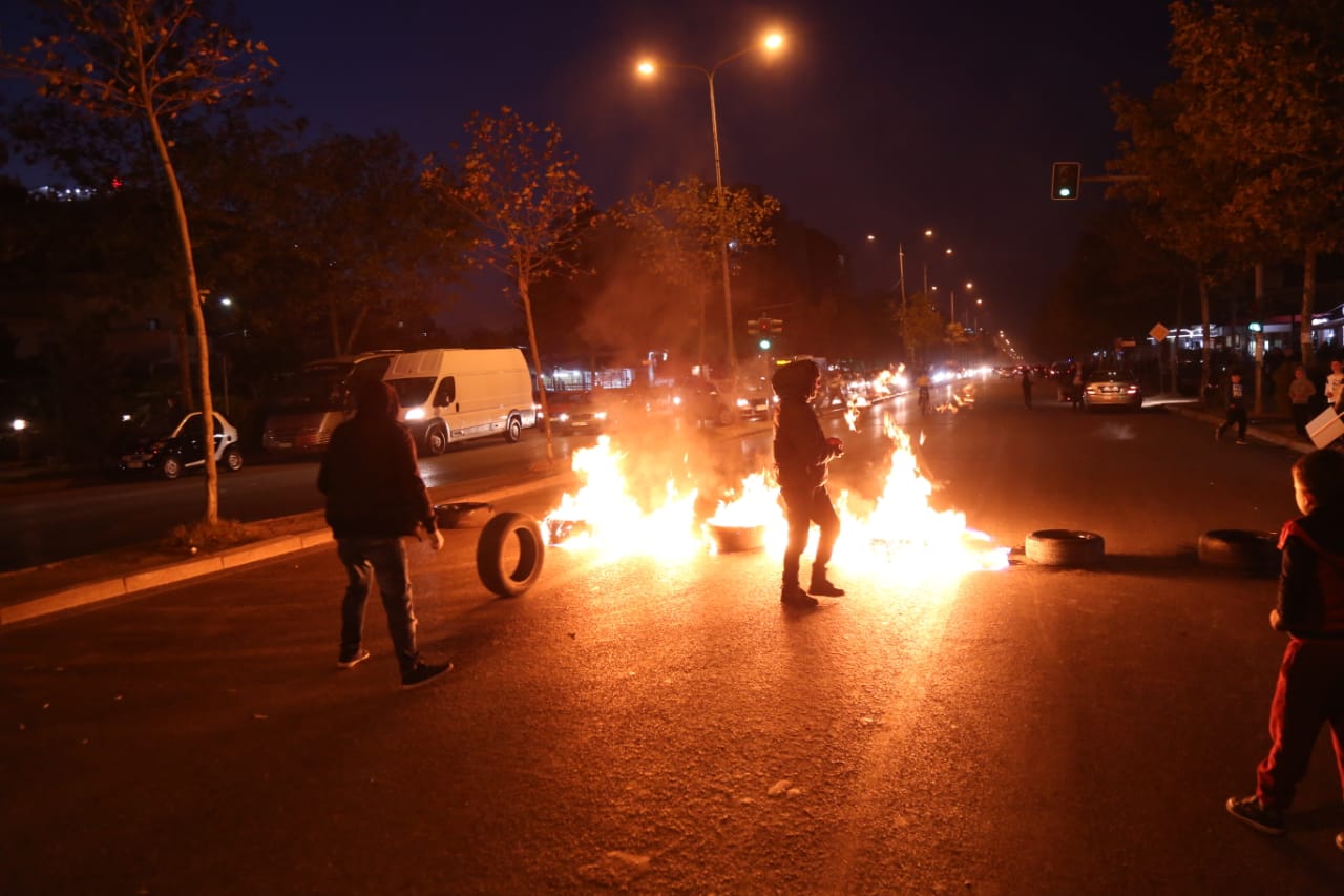 “S’jemi shpellarë, po qytetarë”, protestuesit i vënë flakën gomave (FOTO)