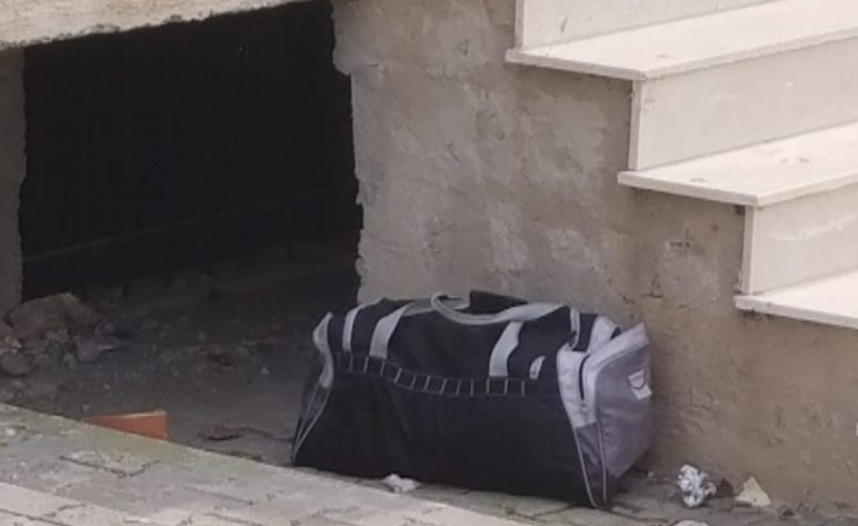 Alarmi fals për bombë, çanta plot me rroba të vjetra