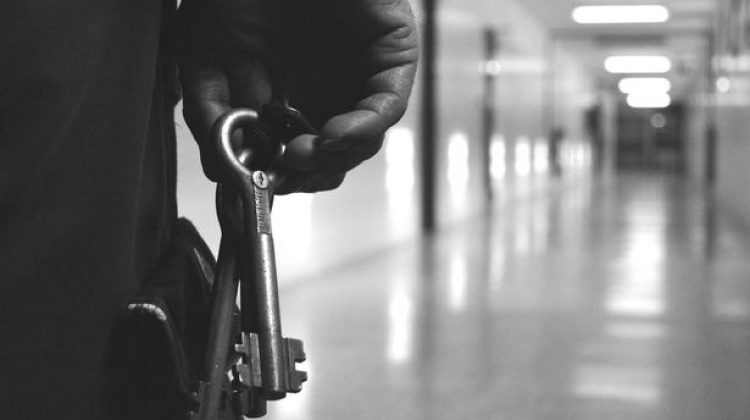 Shqiptari gjendet i pajetë në qeli