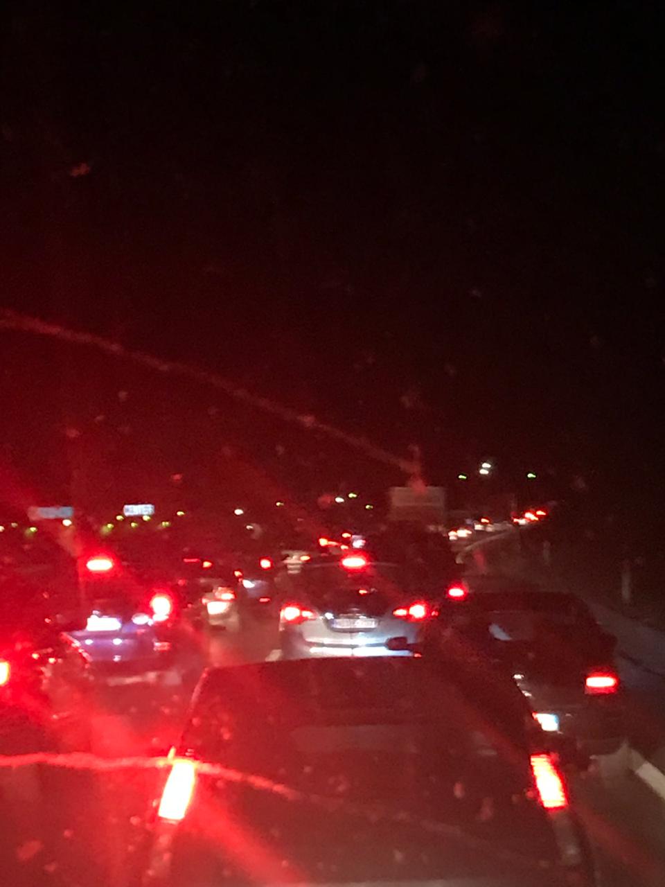 Trafik i rënduar në Durrës-Tiranë, radha arrin në disa kilometra