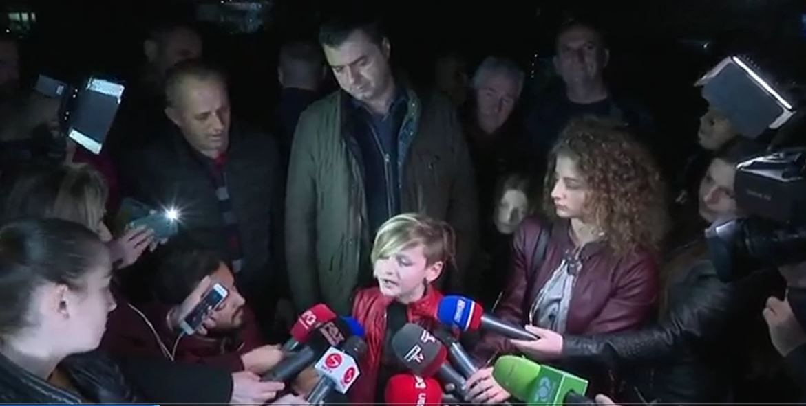 Protesta tek Astiri, djali i vogël: Ma lironi babin, kam ditëlindjen