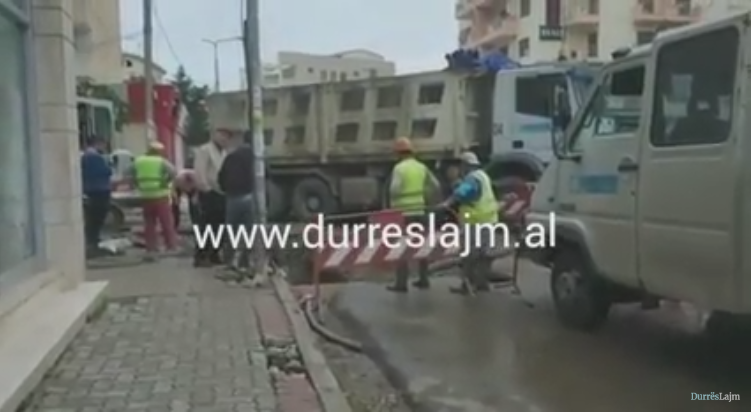 Punimet në rrjetin e kanalizimeve lënë pa energji një nga lagjet kryesore të Durrësit (VIDEO)