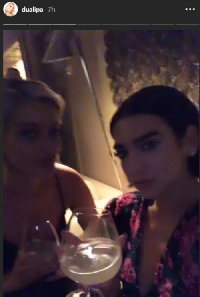 Bebe e Dua iu mësojnë miqve vallen shqiptare: Pjesa më e bukur e mbrëmjes