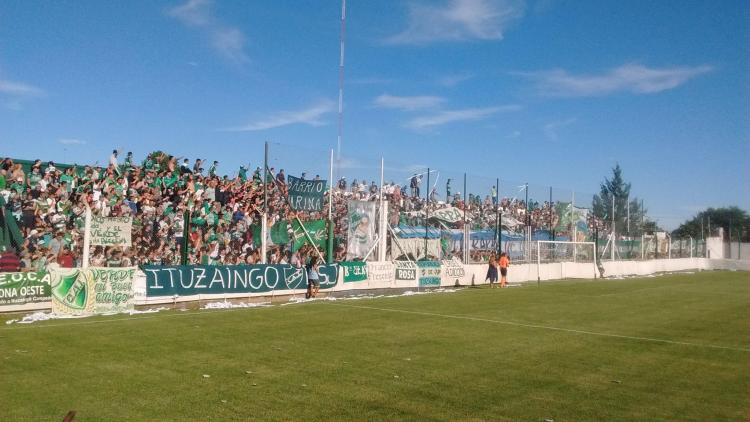 E rrallë nga Argjentina, në sektorin e tifozëve miq gjendet një… granatë!