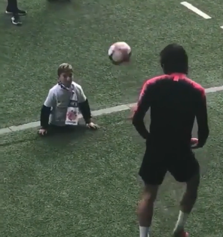 Edinson Cavani bën realitet ëndrrën e tifozit me aftësi të kufizuara