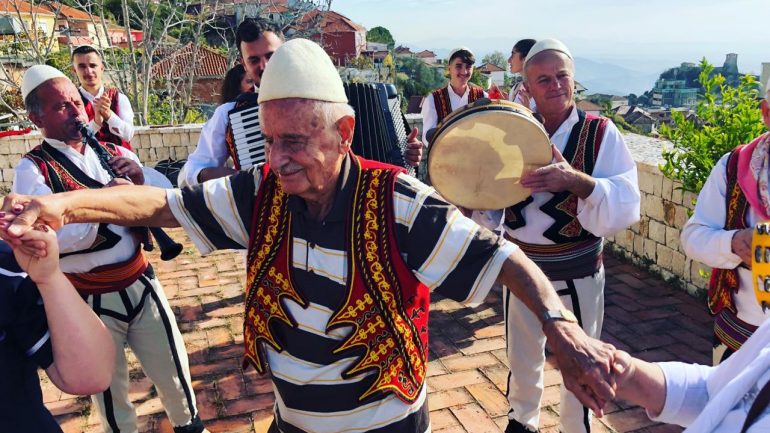 Turku me origjinë shqiptare merr pasaportën në moshën 90-vjeçare, i afërm i ish-deputetit