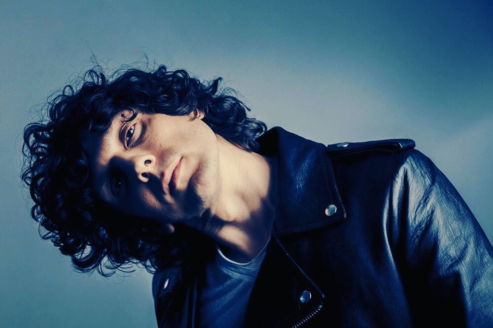 Ermal Meta shkruan shqip, “çorientohen” italianët: Të paktën përktheje