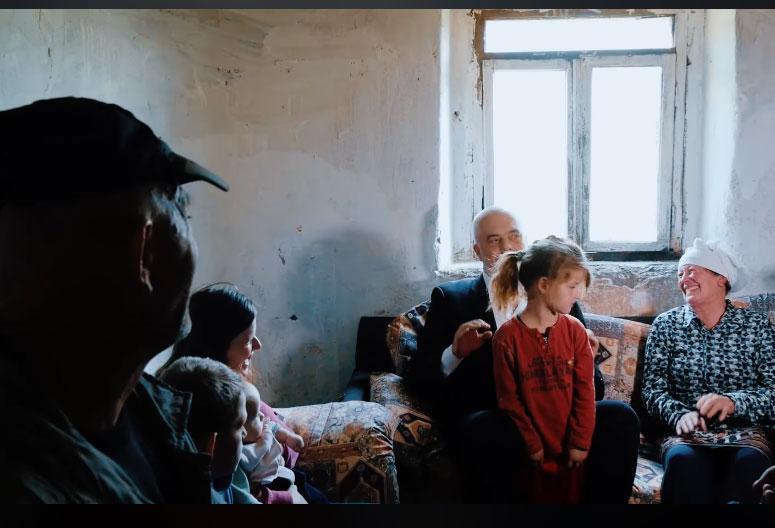 VIDEO/ Kryeministri Rama surprizon familjen e varfër