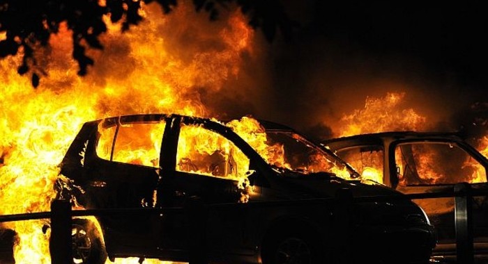 Digjen tre automjete, dyshimet e para