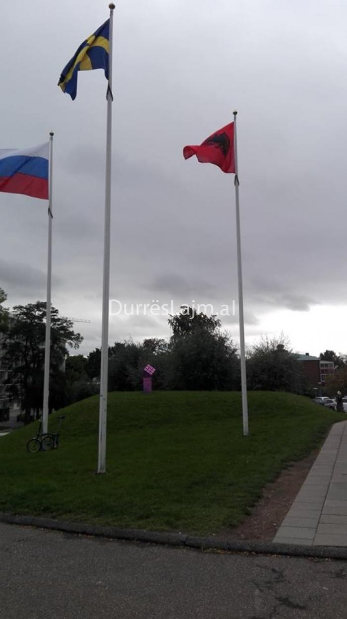 Histori suksesi/ Universiteti në Suedi ngre flamurin kuqezi për nder të doktorantes shqiptare (FOTO)