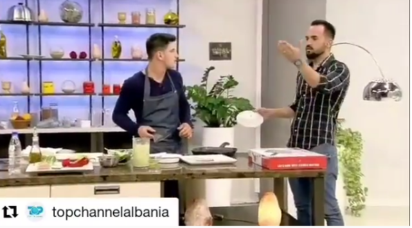 “Nxehet” moderatori si Renato Mekolli, thyen pjatat në emision (VIDEO)