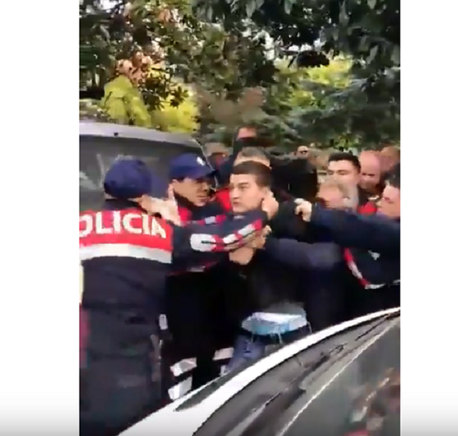 Policia merr 17-vjeçarin me dhunë (VIDEO)