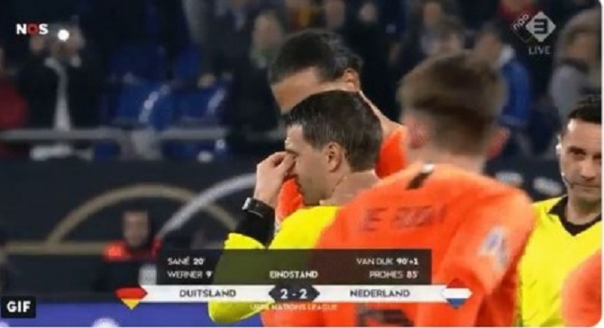Gjyqtari shpërthen në lot pas përfundimit të ndeshjes, gjesti i kapitenit Van Dijk