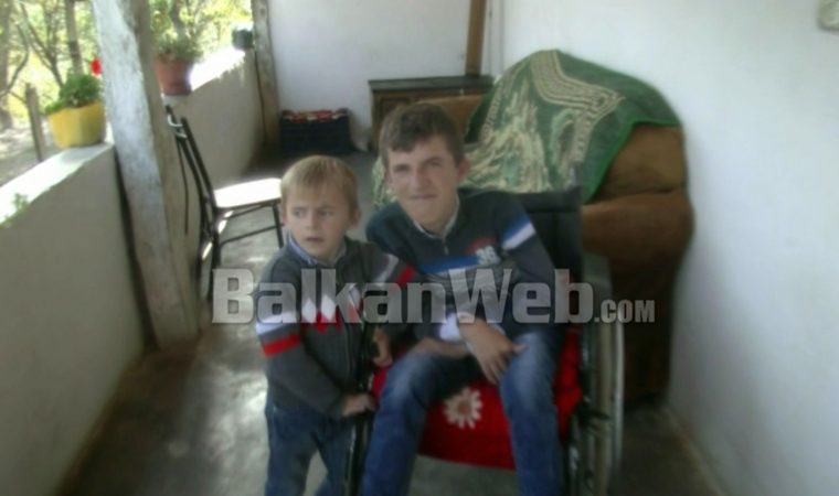 Djali u paralizua që 8 vjeç, fati i keq përndjek dhe të vëllanë