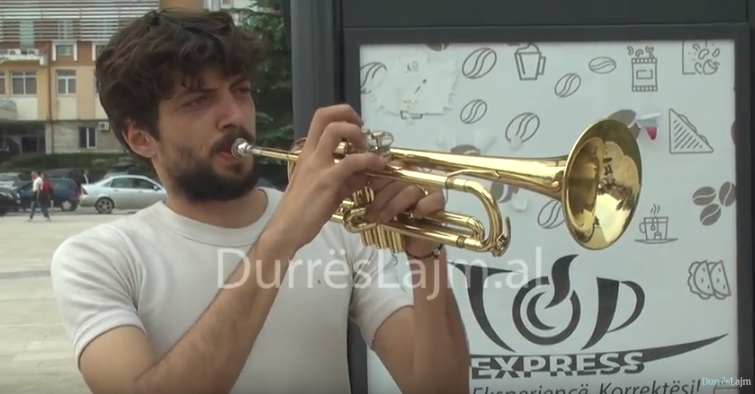 Artisti argjentinas viziton Durrësin, pas ndarjes nga e dashura udhëton nëpër botë (VIDEO)