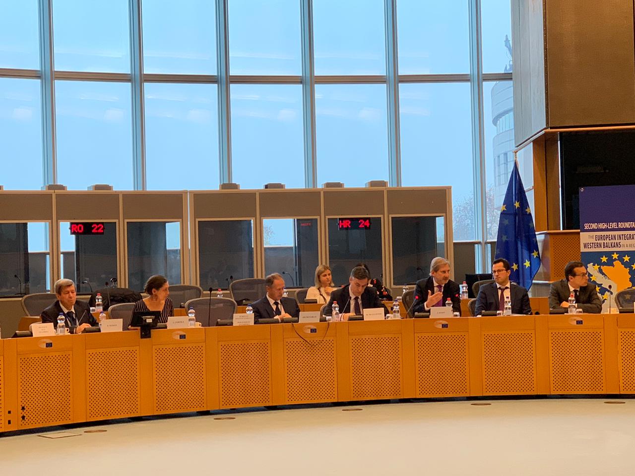 Hahn: Duam marreveshje mes Kosovës dhe Serbisë