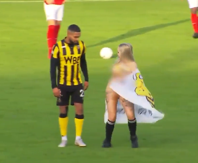Holandë, tifozja nudo provokon futbollistin