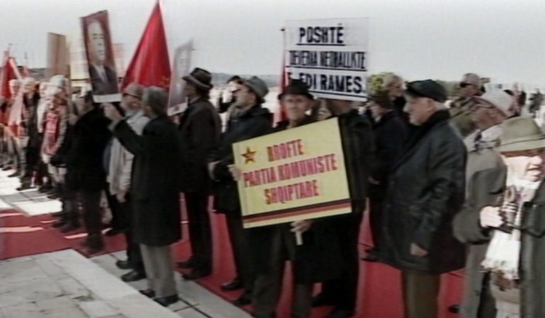 Veteranët homazhe me foton e Enver Hoxhës te Varrezat e Dëshmorëve