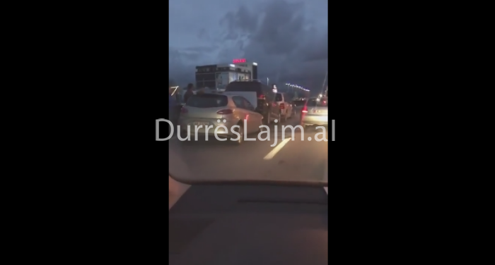 Aksident i rrallë në Durrës, makinat hipin sipër njëra-tjetrës (FOTO)