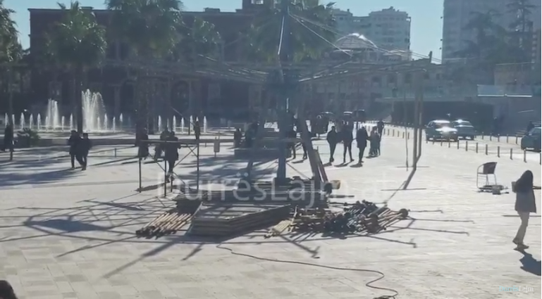 Dekori i festave/ Çfarë po ndodh në qendër të Durrësit (FOTO & VIDEO)
