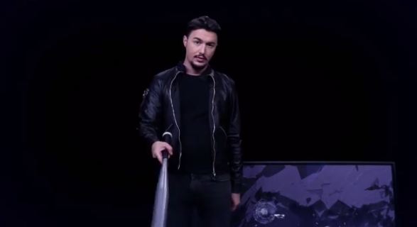 Moderatori grek kopjon spotin e Kelvi Kadillit të “Pop Culture”