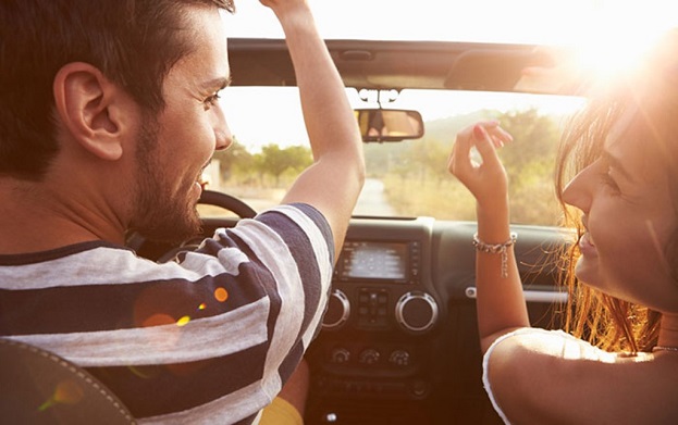 5 këngët që s’duhet t’i dëgjoni kur udhëtoni me makinë