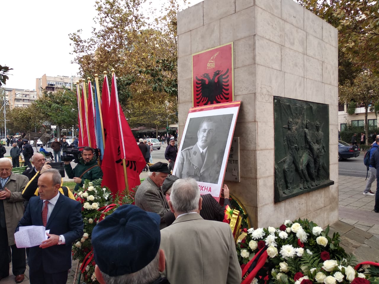 Me grusht dhe foton e Enverit, komunistët homazhe për 17 nëntorin (FOTO)