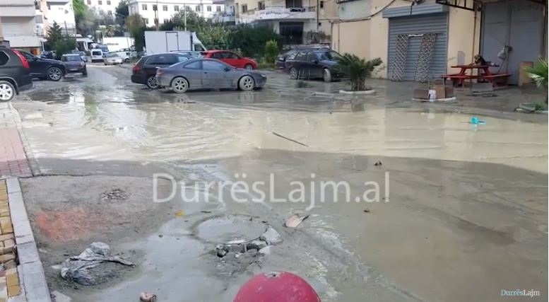 Pas shiut të dendur, balta “vesh” lagjen nr. 1 në Durrës (VIDEO)