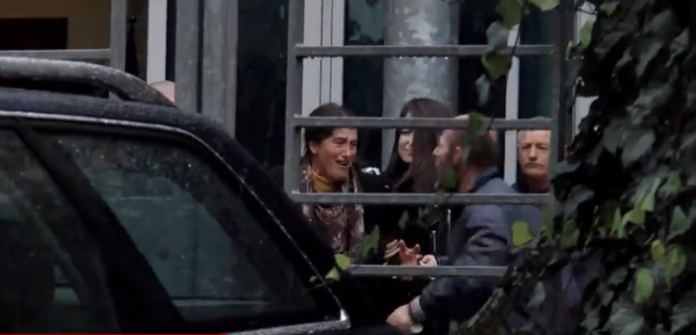 ‘Lazarati 2’/ Familjarët e të dënuarve sulmojnë gazetarët dhe gjyqtarët