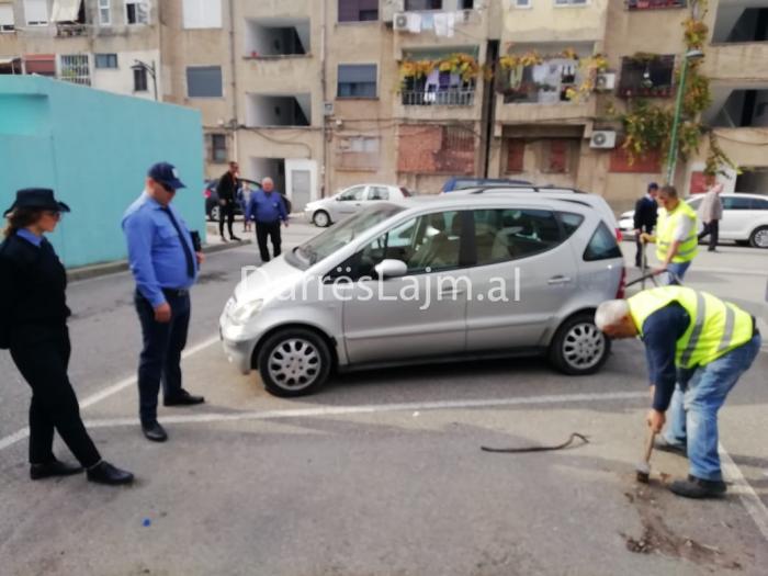 “Parkingjet” private të banorëve në Durrës, Policia Bashkiake mësyn në brendësi të lagjeve (FOTO+VIDEO)