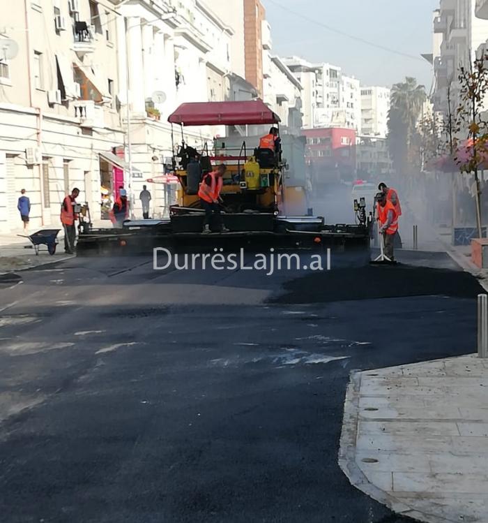 Shtrohet me asfalt rruga “Egnatia” në Durrës (FOTO+VIDEO)