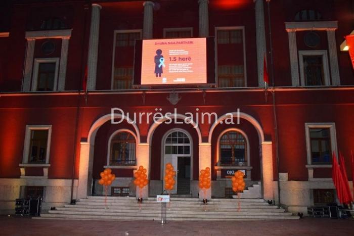 Durrësi i bashkohet fushatës “Bëje Botën Portokalli”, mesazhi i Dakos (VIDEO)