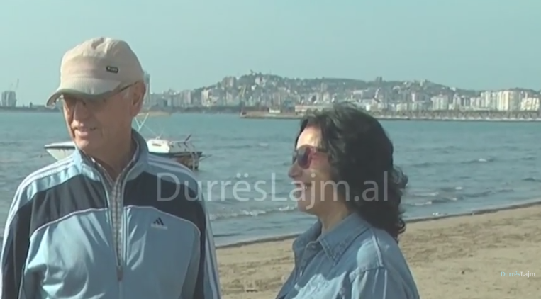 Çifti i moshuar nga Durrësi, nostalgjikë për shkatërrimin e uzinës ku u njohën e punuan (VIDEO)