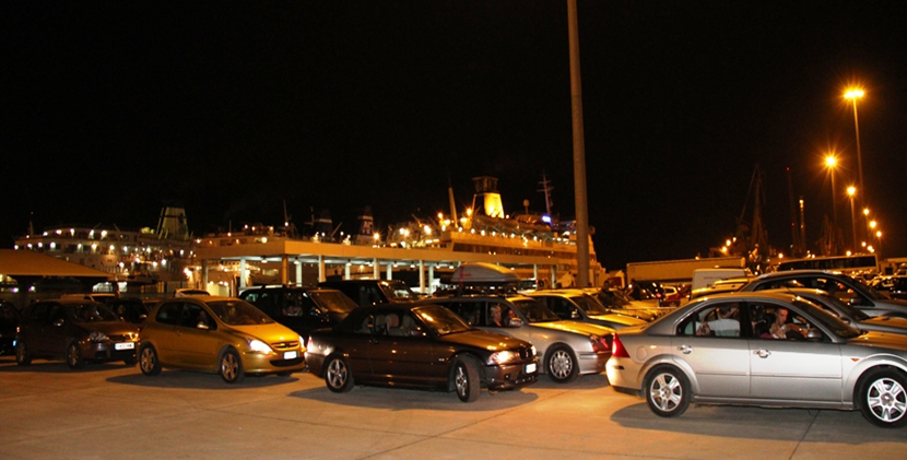 Fshihen në kamion për të kaluar drejt Italisë, kapen të rinjtë në portin e Durrësit