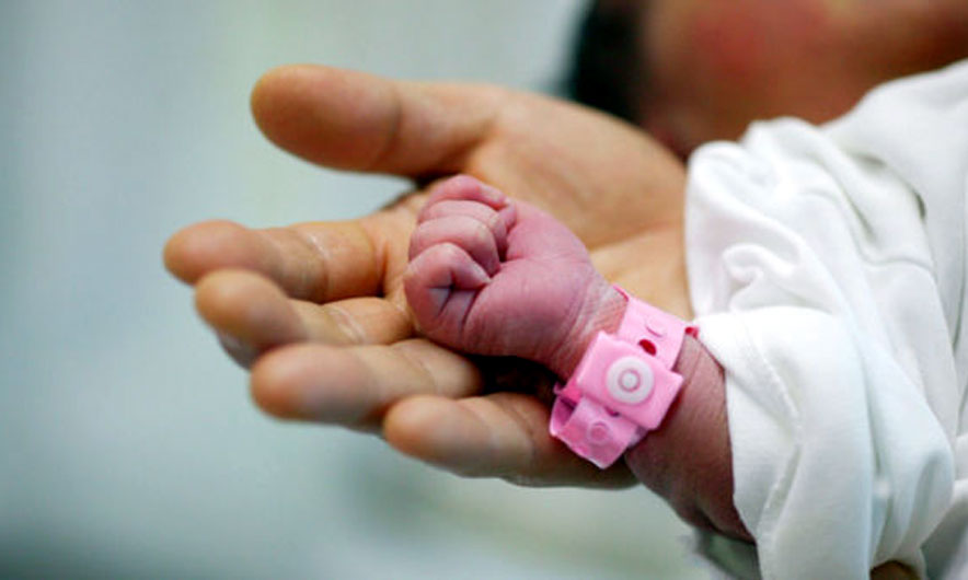 Nënë në moshën 62-vjeçare, gruaja italiane realizon ëndrrën në Shqipëri