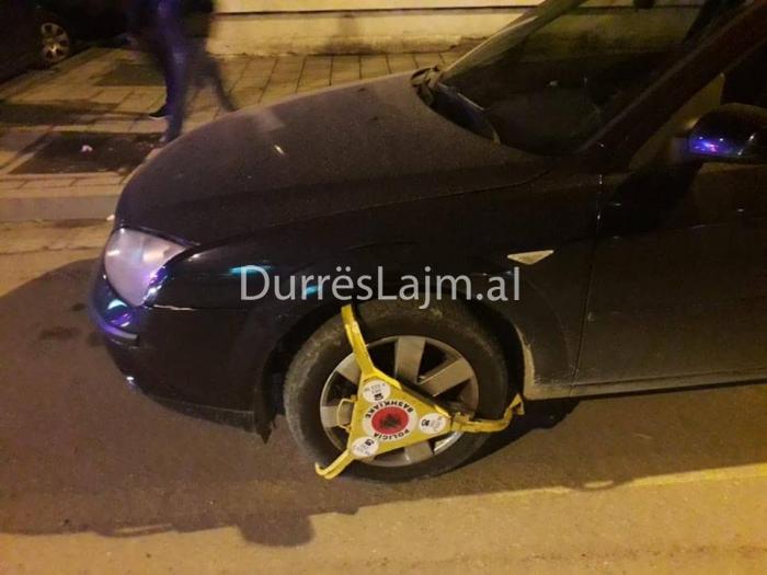 Kujdes ku parkoni në Durrës, Policia Bashkiake vendos bllokues gome dhe gjoba (FOTO+VIDEO)