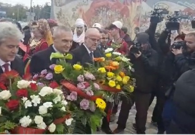 Meta vendos kurorë me lule tek monumenti i Skënderbeut në Shkup