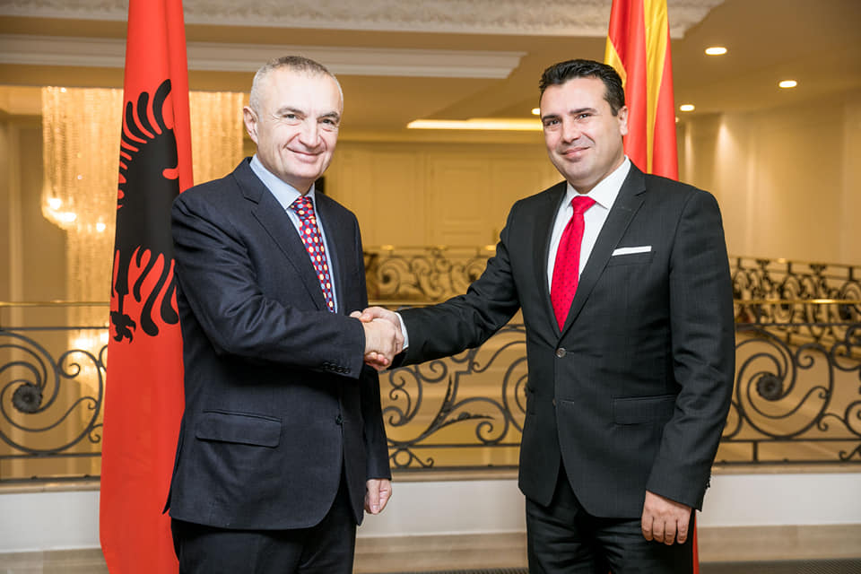 Presidenti Meta takon homologun maqedonas: Përfundoni marrëveshjen për çështjen e emrit