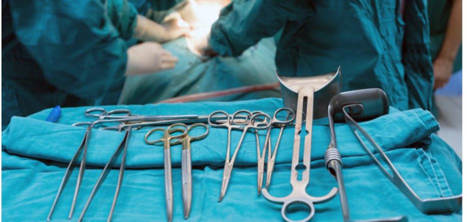 Mjeku futet i dehur në operacionin e lindjes, vdes gruaja shtatzënë dhe fëmija