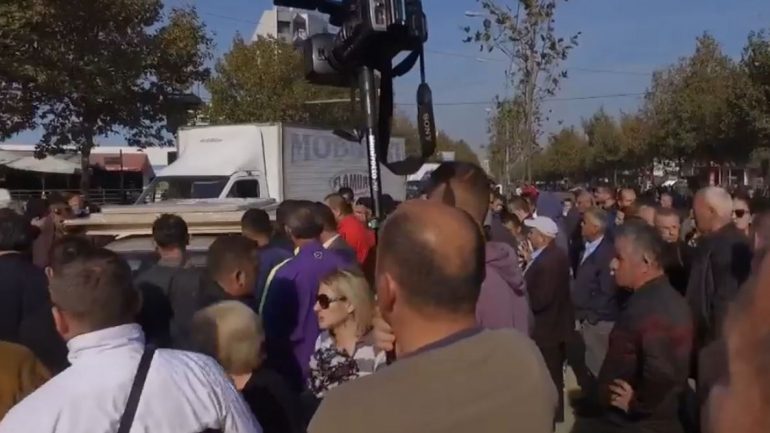 Protesta tek “Astiri”, goditet me grusht kameramani (VIDEO)