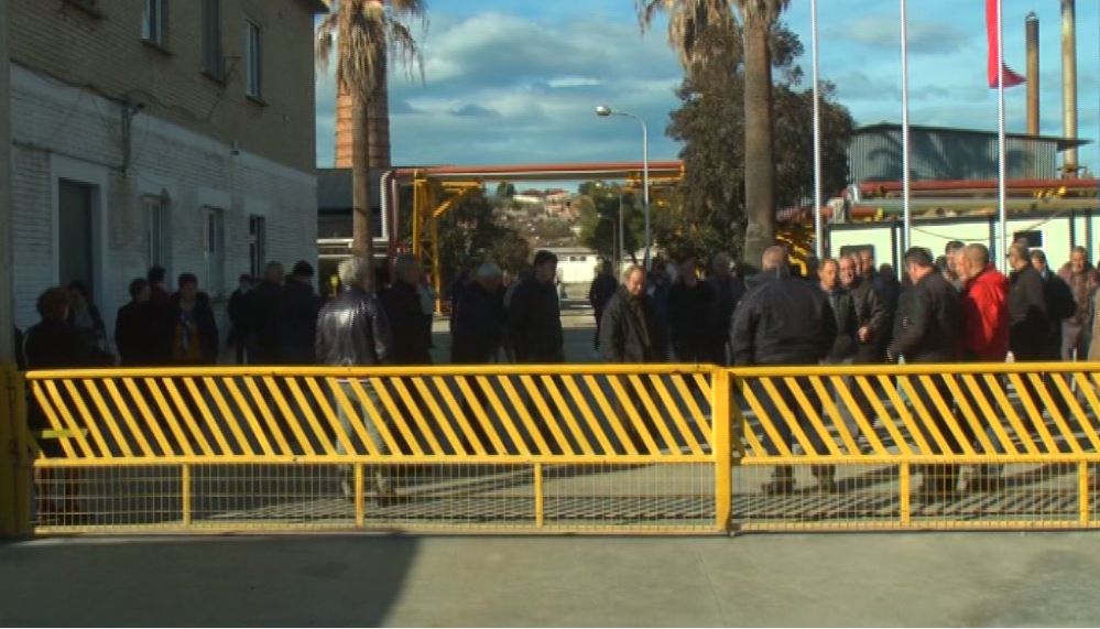 Naftëtari pret krahun teksa punonte