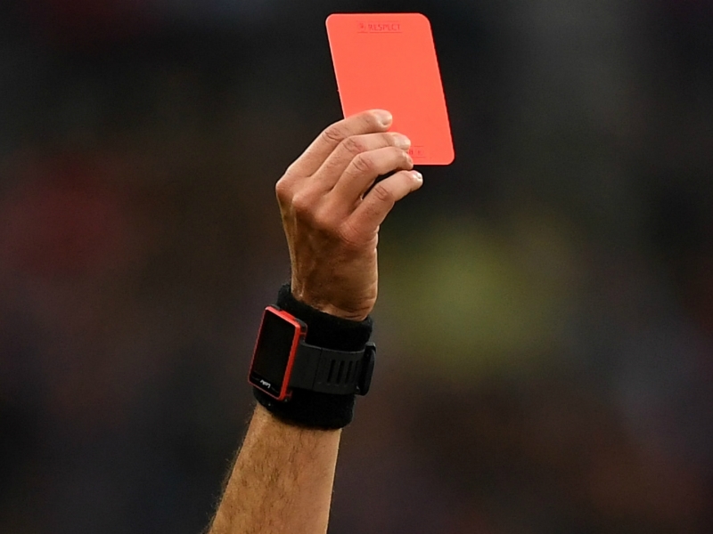 Një goditje me kokë ndaj arbitrit i kushton 5 vite burg futbollistit