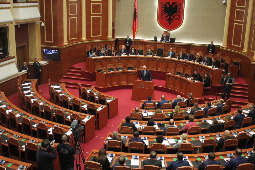 Tre muaj mungesë në parlament, opozita me rroga gjysmake