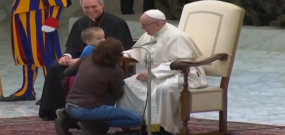 Djali memec në audiencën e Papës