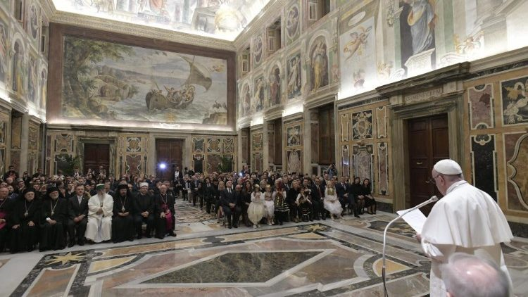 Papa Francesku: Ndihmoni të rinjtë shqiptarë të mos largohen nga vendi