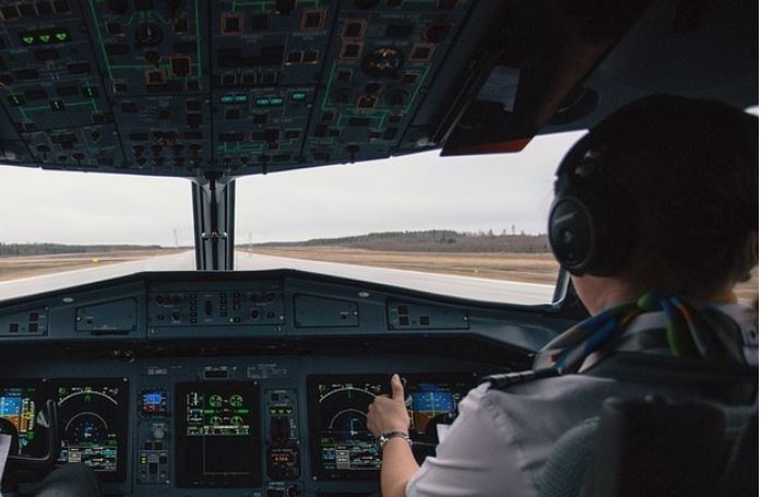 Pilotin e zë gjumi, tejkalon destinacionin gati 50 km