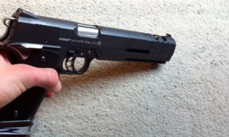 I tha të pastronte dhomën, 11-vjeçari qëllon gjyshen në kokë pastaj vret veten