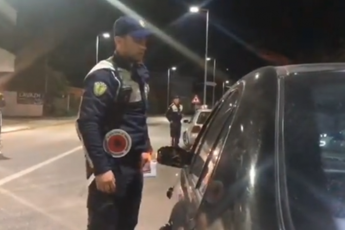 Policia vijon kontrollet natën, prangos të riun e dehur (VIDEO)